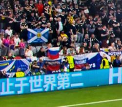 Der Scheiß des Tages. Russische Flaggen wurden beim Eröffnungsspiel der Euro 2024 Deutschland gegen Schottland gezeigt (FOTO)