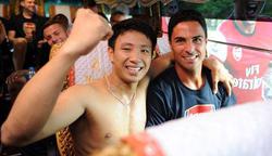  Вьетнамский фанат «Арсенала» прорвался в клубный автобус