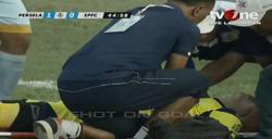 Вратарь индонезийского клуба погиб после столкновения во время матча (ВИДЕО)