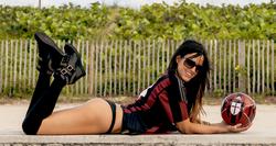 Откровенные фото сексуальной поклонницы «Милана» могут стоить ей карьеры арбитра (ФОТО)