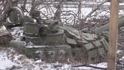 Украинские бойцы взяли в плен экипаж заблудившегося российского танка Т-72, который случайно выехал на блокпост сил АТО.