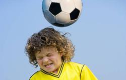 В США требуют запретить юным футболистам играть головой