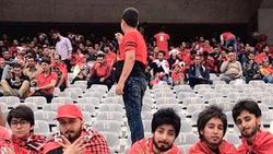 Иранские болельщицы переоделись в мужчин, чтобы проникнуть на футбольный матч