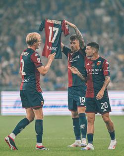 Genoa players supported the injured Malinovskyi (PHOTO)