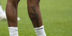 Стерлинга могут исключить из сборной Англии из-за провокационной татуировки (ФОТО)