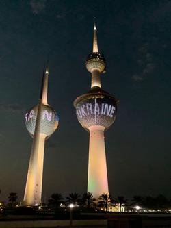 Сине-желтый флаг на знаменитых Кувейтских Башнях