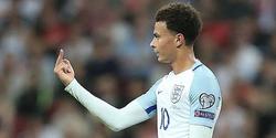 Полузащитник сборной Англии показал средний палец арбитру (ВИДЕО)