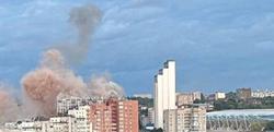 Страна гавна «россия» ракетным ударом разнесла многоэтажку в непосредственной близости от «Днепр-Арены» (ФОТО)