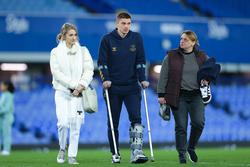 Появилось ФОТО Миколенко, который покидает на костылях стадион после получения травмы