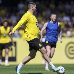 Borussia-D-Verteidiger blamiert sich mit Bierbauch wenige Tage vor Champions-League-Finale (FOTO)